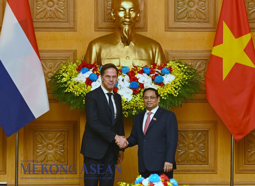 Thủ tướng Phạm Minh Ch&iacute;nh v&agrave; Thủ tướng H&agrave; Lan Mark Rutte chụp ảnh trong ph&ograve;ng hội đ&agrave;m tại Trụ sở Ch&iacute;nh phủ. Ảnh: Đỗ Thảo