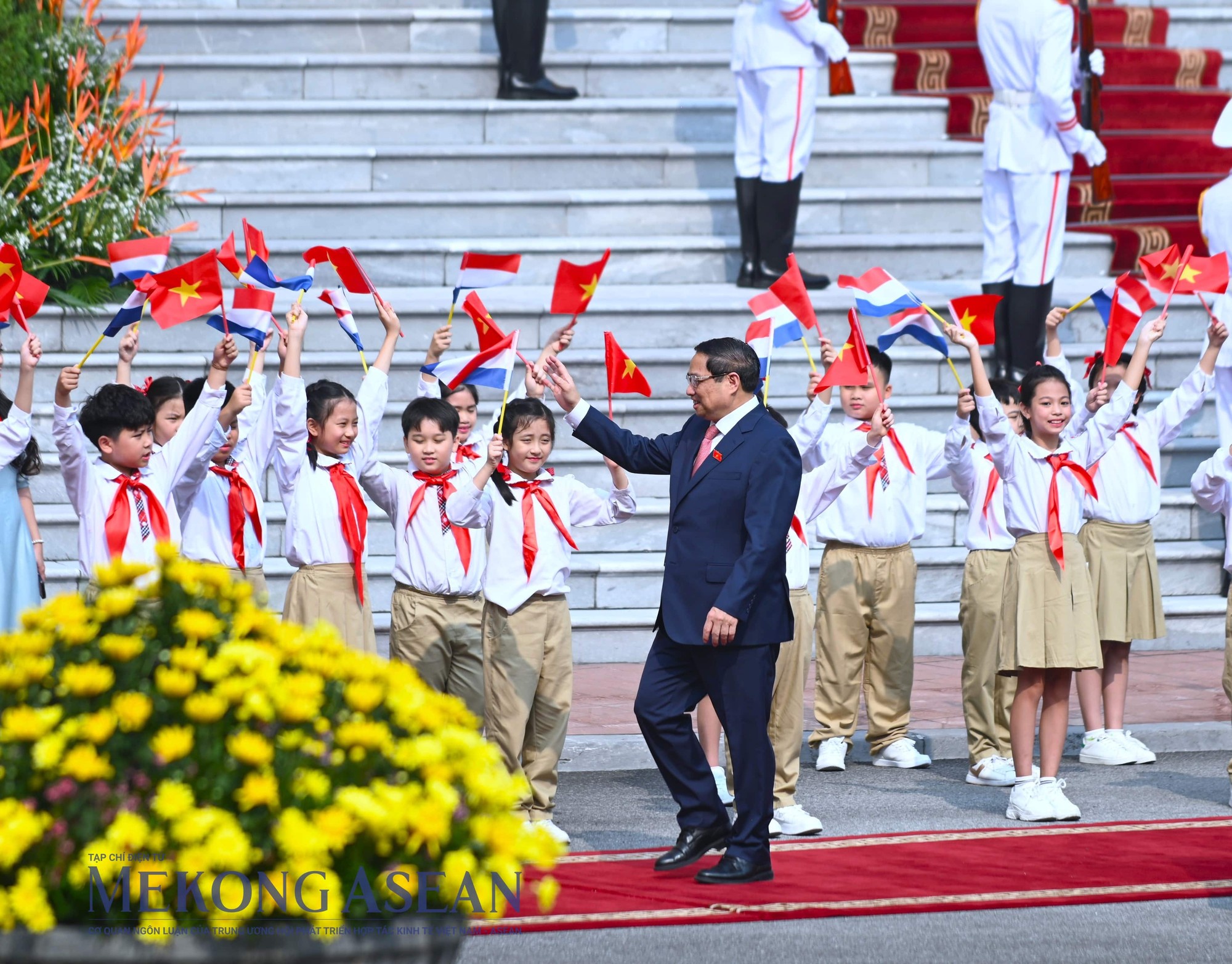 Thủ tướng Phạm Minh Ch&iacute;nh vẫy tay ch&agrave;o thiếu nhi H&agrave; Nội khi ra đ&oacute;n Thủ tướng H&agrave; Lan Mark Rutte. Ảnh: Đỗ Thảo