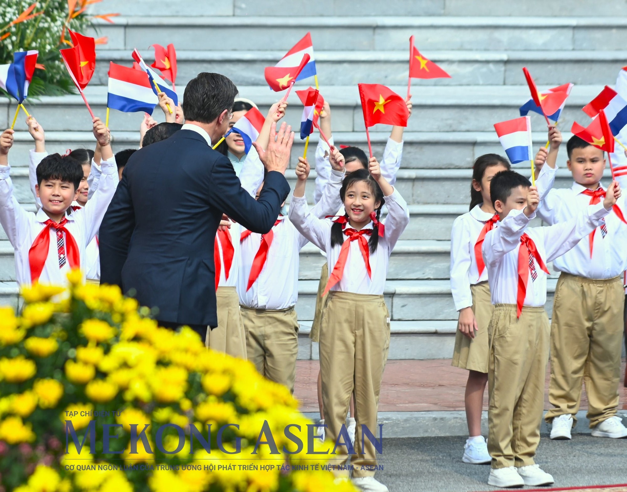 Thiếu nhi H&agrave; Nội ch&agrave;o đ&oacute;n Thủ tướng H&agrave; Lan Mark Rutte. Ảnh: Đỗ Thảo