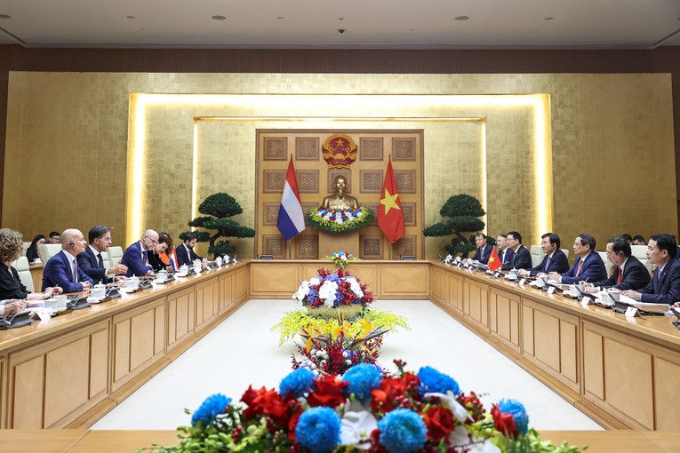 Quang cảnh cuộc hội đ&agrave;m giữa hai Thủ tướng. Ảnh: VGP