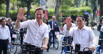 Thủ tướng Phạm Minh Chính cùng Thủ tướng Hà Lan đạp xe dạo phố Hà Nội
