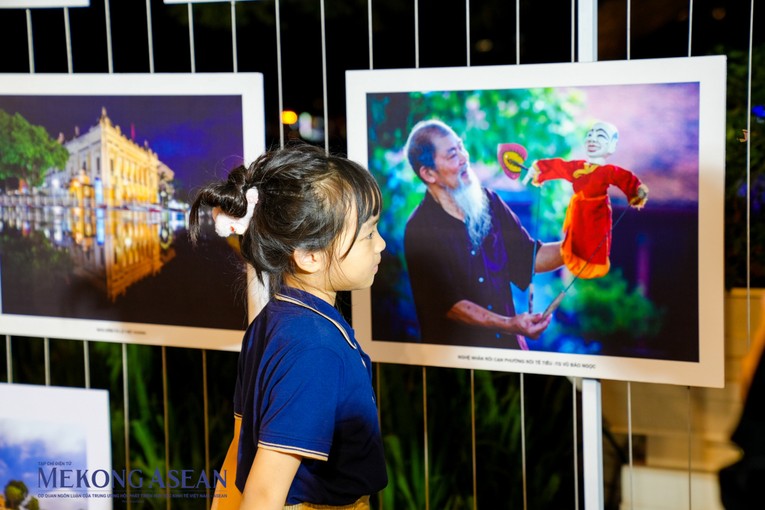 Triển l&atilde;m tranh về du lịch, l&agrave;ng nghề H&agrave; Nội tại kh&ocirc;ng gian phố đi bộ Trần Nh&acirc;n T&ocirc;ng. Ảnh: Thảo Ng&acirc;n.