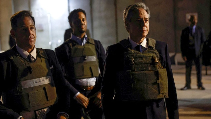 Ngoại trưởng Mỹ Antony Blinken chuẩn bị l&ecirc;n trực thăng tới Iraq tại S&acirc;n bay Quốc tế Baghdad ở Baghdad, Iraq ng&agrave;y 5/11/2023. Ảnh: Reuters