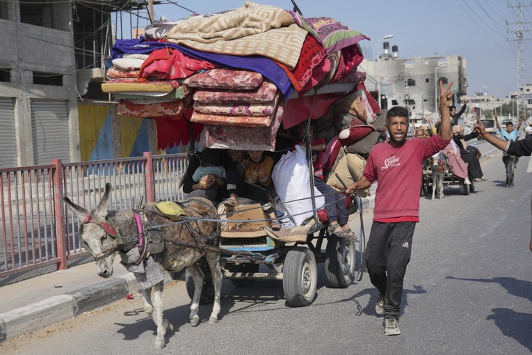 Người Palestine sơ t&aacute;n đến ph&iacute;a nam Dải Gaza, ng&agrave;y 5/11. Ảnh: AP