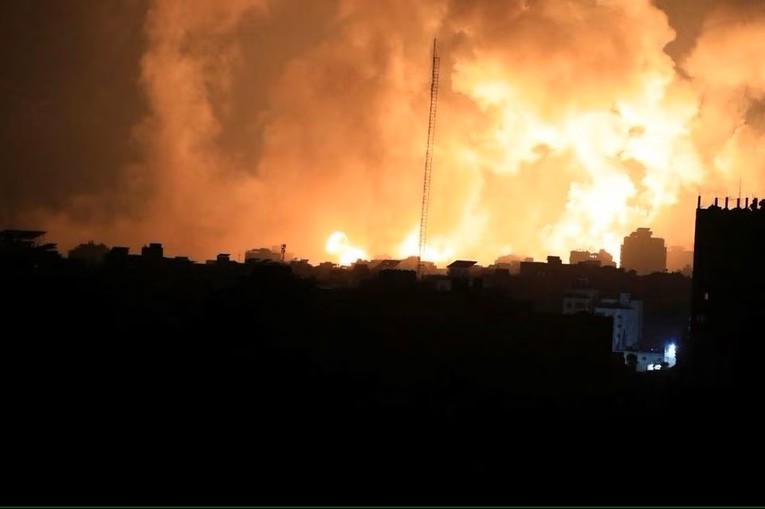 Kh&oacute;i v&agrave; lửa bốc l&ecirc;n trong cuộc tấn c&ocirc;ng của Israel tại th&agrave;nh phố Gaza, ng&agrave;y 5/11. Ảnh: Reuters