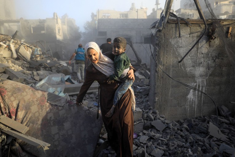 Người d&acirc;n chạy trốn sau c&aacute;c cuộc kh&ocirc;ng k&iacute;ch của Israel v&agrave;o một khu phố trong trại tị nạn Al-Maghazi, trung t&acirc;m Gaza, ng&agrave;y 6/11. Ảnh: AFP
