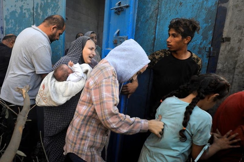 Người Palestine sơ t&aacute;n khỏi một địa điểm bị tấn c&ocirc;ng tại trại tị nạn Al-Maghazi, trung t&acirc;m Dải Gaza, ng&agrave;y 6/11. Ảnh: Reuters