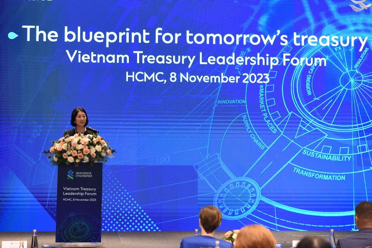 B&agrave; Michele Wee, Tổng Gi&aacute;m đốc Ng&acirc;n h&agrave;ng Standard Chartered Việt Nam khẳng định cam kết của Standard Chartered hỗ trợ c&aacute;c s&aacute;ng kiến của Ch&iacute;nh phủ Việt Nam trong việc ph&aacute;t triển đất nước.