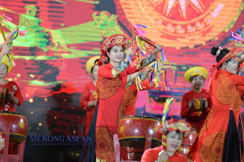 Lễ khai mạc tối ng&agrave;y 9/11 c&oacute; sự tham gia của l&atilde;nh đạo Đảng, Nh&agrave; nước, bộ ng&agrave;nh, TP H&agrave; Nội v&agrave; c&aacute;c địa phương... Ảnh: L&ecirc; Hồng Nhung