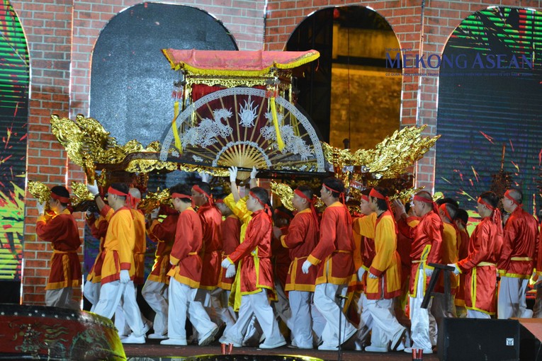 Lễ rước tổ nghề l&agrave;ng nghề Việt Nam tại lễ khai mạc. Ảnh: L&ecirc; Hồng Nhung