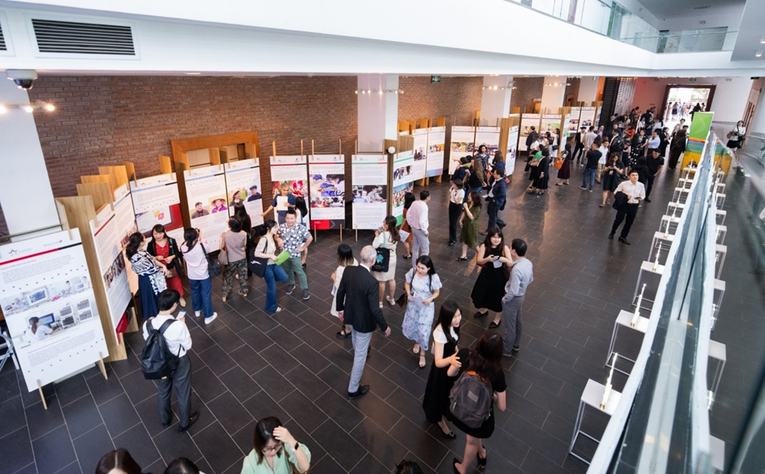 To&agrave;n cảnh triển l&atilde;m ảnh &ldquo;Th&agrave;nh tựu ph&aacute;t triển của c&aacute;c tổ chức phi ch&iacute;nh phủ nước ngo&agrave;i hợp t&aacute;c với Australia tại Việt Nam&rdquo;