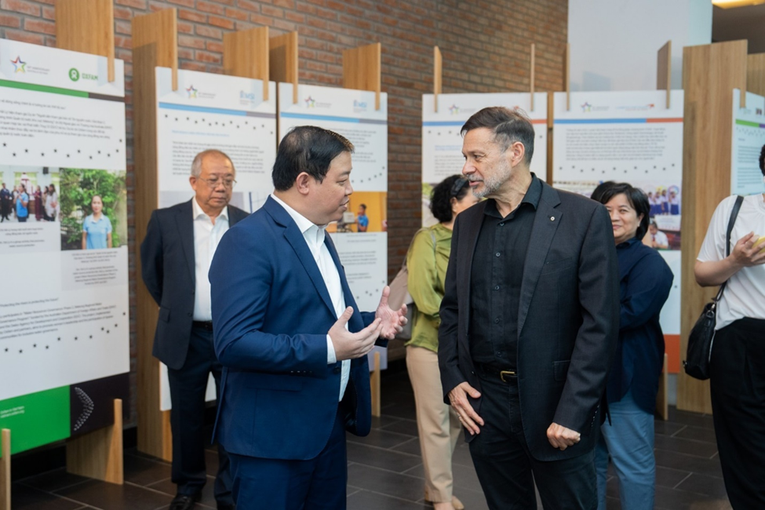 Đại sứ Andrew Goledzinowski v&agrave; &ocirc;ng Nguyễn Ngọc H&ugrave;ng, Ph&oacute; Chủ tịch VUFO tại sự kiện