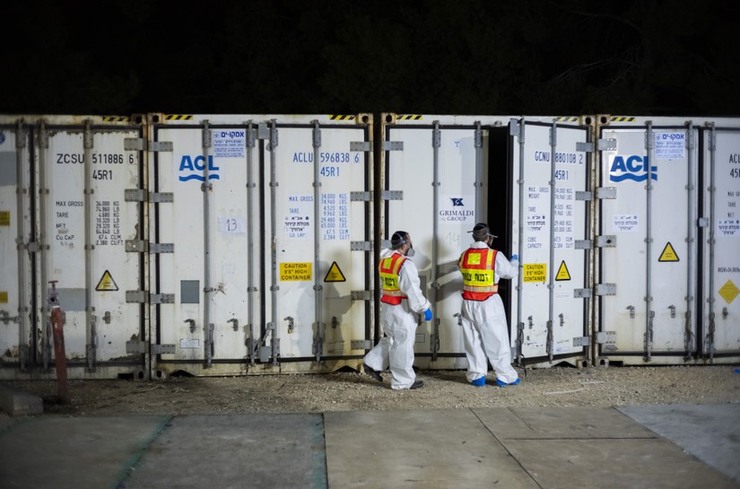 C&aacute;c th&ugrave;ng l&agrave;m m&aacute;t tại nh&agrave; x&aacute;c qu&acirc;n đội Israel ở Ramla, ng&agrave;y 15/10. Ảnh: Getty Images