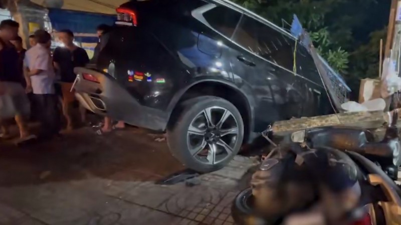 Bước đầu x&aacute;c định người điều khiển xe &ocirc; t&ocirc; 5 chỗ vi phạm nồng độ cồn.