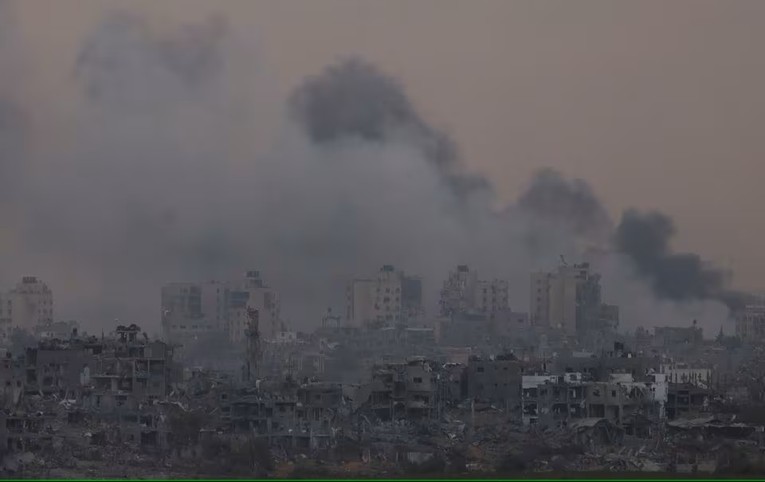 Kh&oacute;i bốc l&ecirc;n sau cuộc tấn c&ocirc;ng của Israel tại Dải Gaza, nh&igrave;n từ miền nam Israel, ng&agrave;y 13/11. Ảnh: Reuters