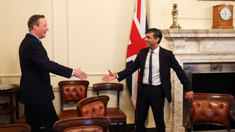 &Ocirc;ng David Cameron (tr&aacute;i) bắt tay Thủ tướng Anh Rishi Sunak, ng&agrave;y 14/11. Ảnh: Sky News
