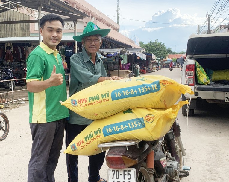 Anh L&ecirc; Ho&agrave;ng Huy từ một nh&acirc;n vi&ecirc;n văn ph&ograve;ng trở th&agrave;nh một c&aacute;n bộ thị trường gắn b&oacute; với người n&ocirc;ng d&acirc;n.