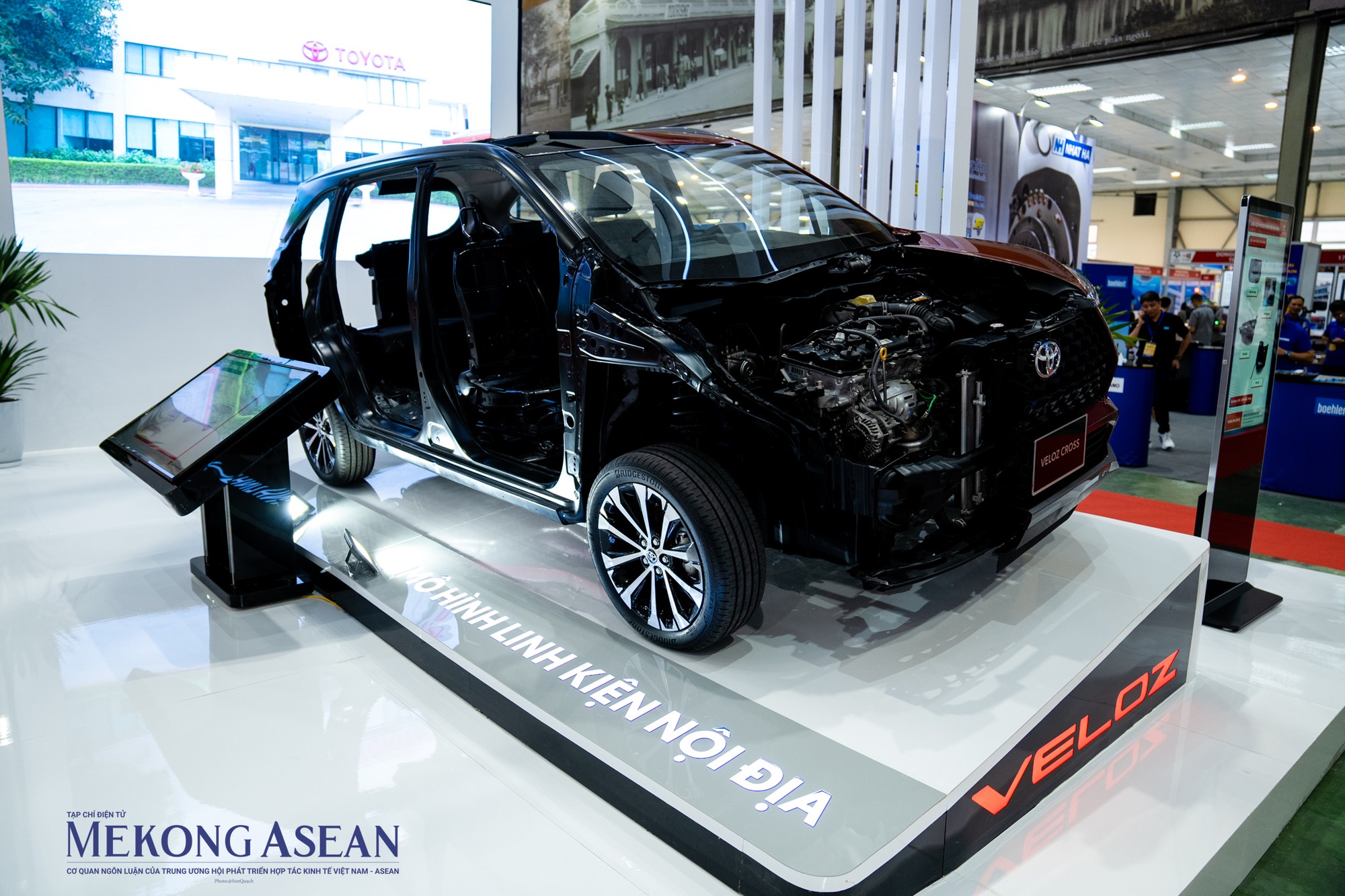 Gian h&agrave;ng của Toyota Việt Nam được đầu tư bắt mắt, đặt ngay giữa trung t&acirc;m lối v&agrave;o của triển l&atilde;m.