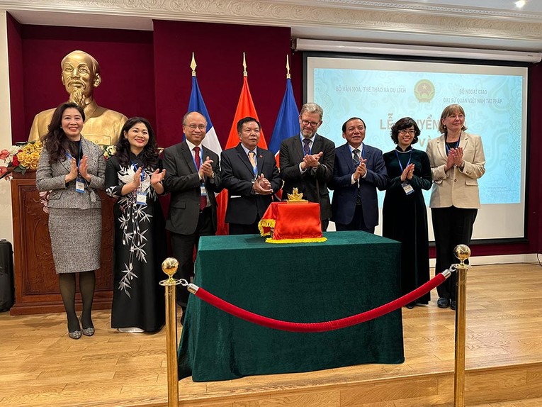 Lễ Chuyển giao ấn v&agrave;ng cho Việt Nam diễn tại Đại sứ qu&aacute;n Việt Nam tại Ph&aacute;p. Ảnh: Cục Di sản văn h&oacute;a.