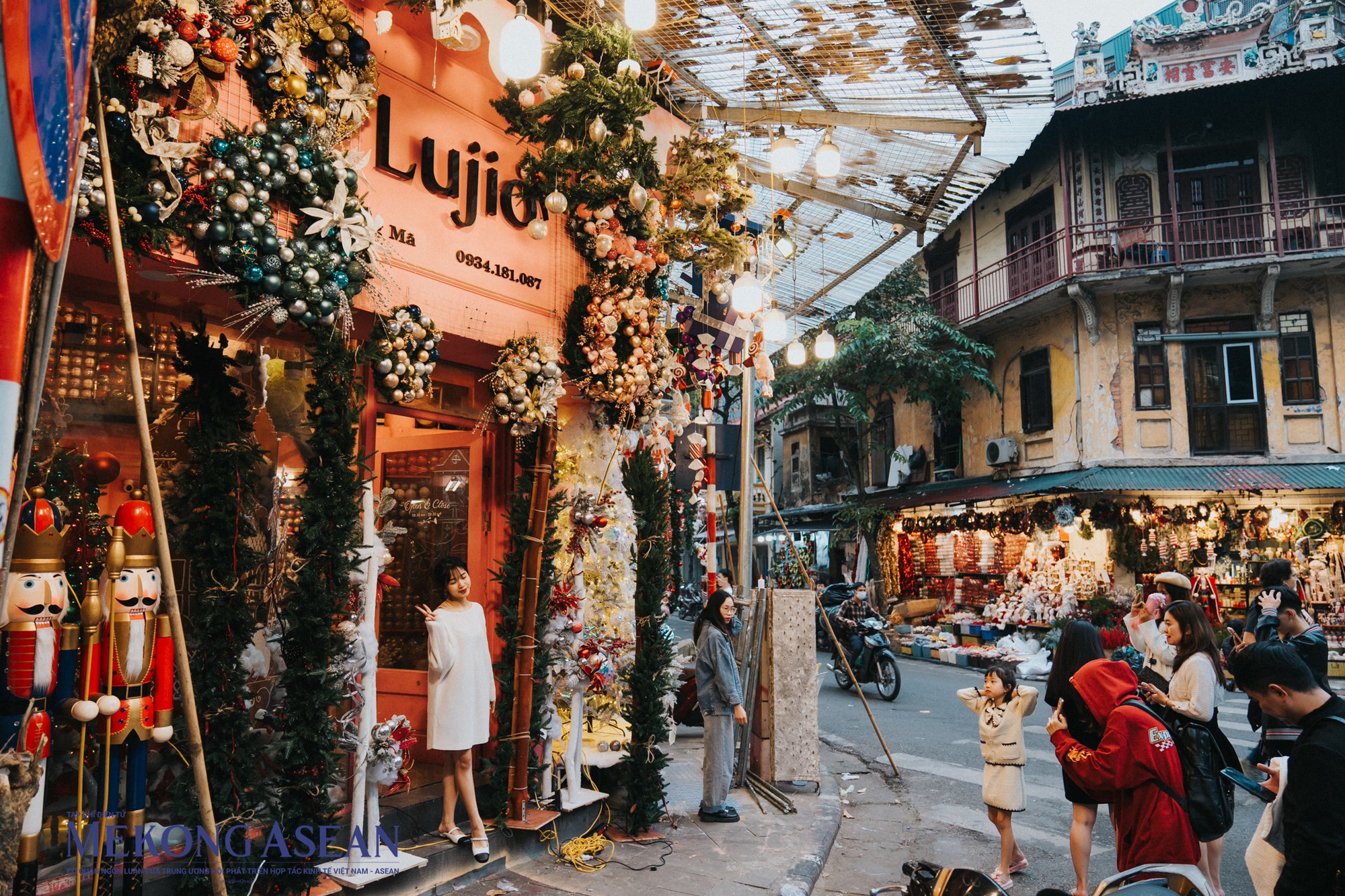 Với khung cảnh lung linh, phố H&agrave;ng M&atilde; thường xuy&ecirc;n trở th&agrave;nh địa điểm tham quan của du kh&aacute;ch v&agrave; l&agrave; nơi l&yacute; tưởng để chụp ảnh check in của giới trẻ H&agrave; Nội.