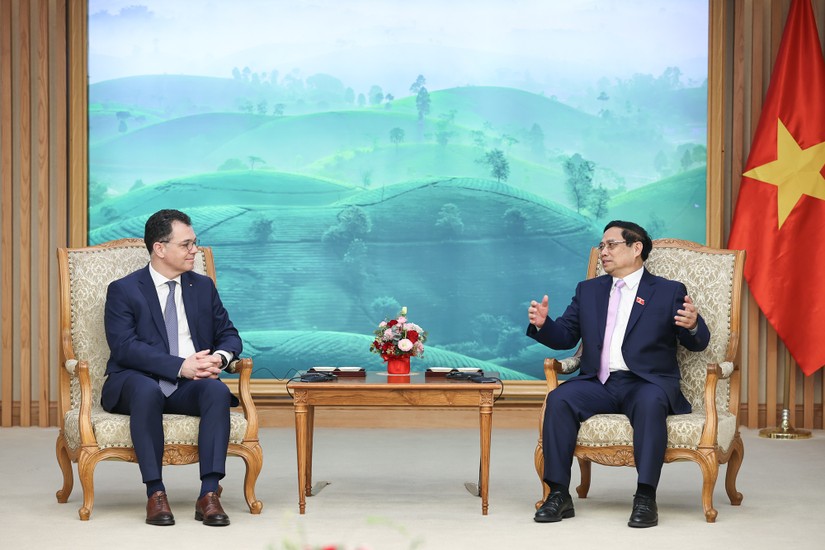 Thủ tướng Phạm Minh Ch&iacute;nh tiếp Bộ trưởng Kinh tế, Doanh nghiệp v&agrave; Du lịch Romania Stefan-Radu Oprea. Ảnh: VGP