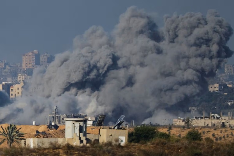 Kh&oacute;i bốc l&ecirc;n sau c&aacute;c cuộc kh&ocirc;ng k&iacute;ch của Israel ở Gaza, nh&igrave;n từ miền nam Israel, ng&agrave;y 21/11. Ảnh: Reuters