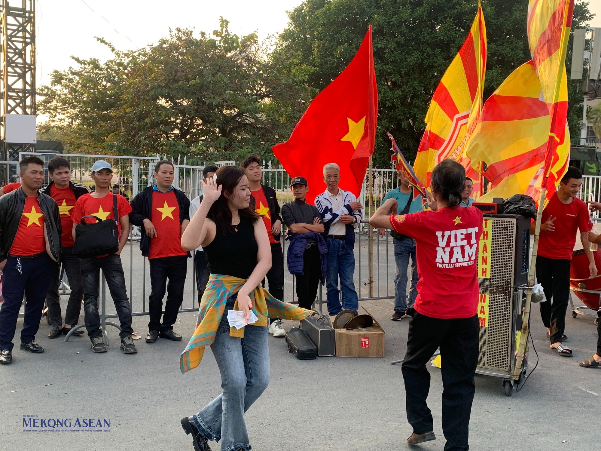 C&aacute;c cổ động vi&ecirc;n nhảy, m&uacute;a v&agrave; c&ugrave;ng h&ocirc; vang &amp;amp;amp;quot;Việt Nam chiến thắng&amp;amp;amp;quot; để tiếp th&ecirc;m động lực cho to&agrave;n đội. Ảnh: Thu Trang - Mekong ASEAN