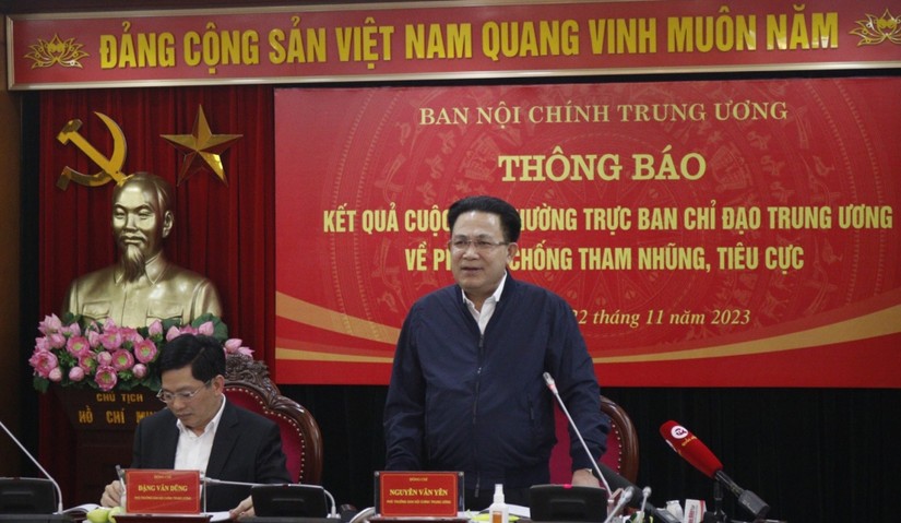 Ph&oacute; Trưởng Ban Nội ch&iacute;nh Nguyễn Văn Y&ecirc;n th&ocirc;ng tin tới b&aacute;o ch&iacute;. Ảnh: TTXVN