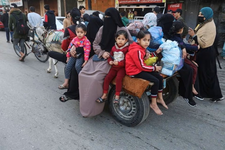 Người d&acirc;n Palestine ngồi tr&ecirc;n một xe lừa t&igrave;m đường trở về nh&agrave; trong thời gian đ&igrave;nh chiến tạm thời, tại Khan Younis ở ph&iacute;a nam Dải Gaza, ng&agrave;y 24/11. Ảnh: Reuters