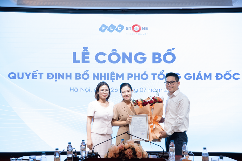 B&agrave; Ho&agrave;ng Thanh Phương nhận quyết định bổ nhiệm Ph&oacute; Tổng Gi&aacute;m Đốc. Ảnh: FLC Stone