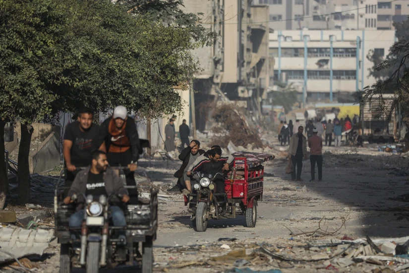 Đường phố với c&aacute;c t&ograve;a nh&agrave; đổ n&aacute;t tại Gaza do c&aacute;c đợt tấn c&ocirc;ng của qu&acirc;n đội Israel. Ảnh: AP