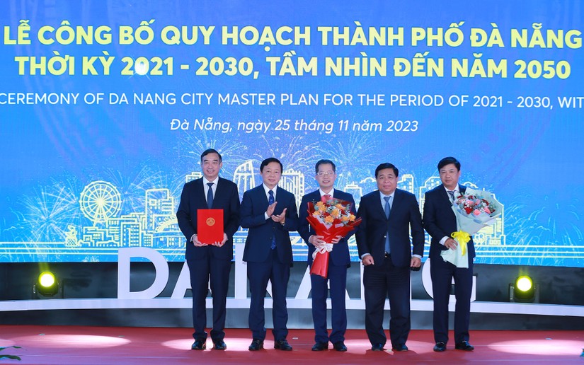 Ph&oacute; Thủ tướng Trần Hồng H&agrave; trao Quyết định Quy hoạch TP Đ&agrave; Nẵng thời kỳ 2021-2030, tầm nh&igrave;n đến năm 2050 cho l&atilde;nh đạo th&agrave;nh phố. Ảnh: VGP