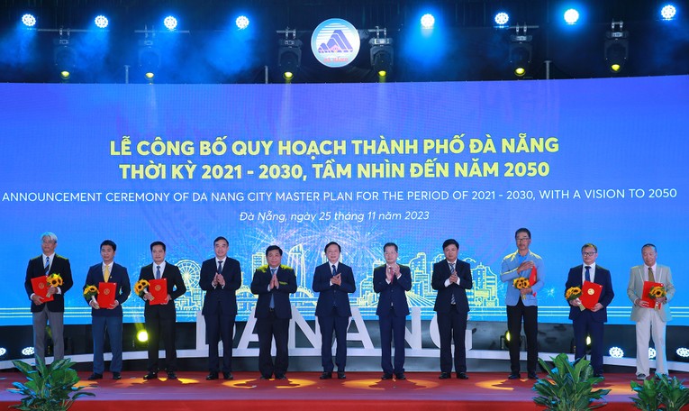 Ph&oacute; Thủ tướng Trần Hồng H&agrave;, Bộ trưởng Bộ Kế hoạch v&agrave; Đầu tư Nguyễn Ch&iacute; Dũng c&ugrave;ng l&atilde;nh đạo th&agrave;nh phố trao giấy chứng nhận đầu tư cho c&aacute;c doanh nghiệp, nh&agrave; đầu tư tại lễ c&ocirc;ng bố quy hoạch. Ảnh: VGP