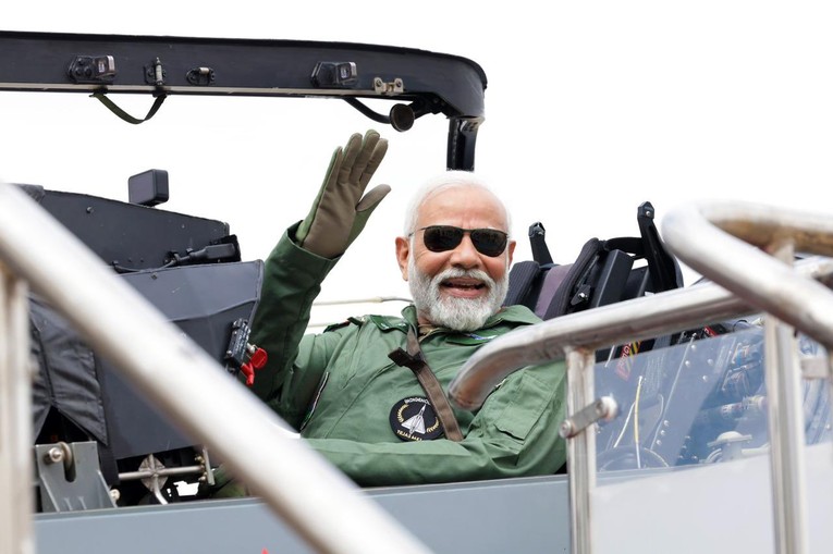 Thủ tướng Modi ngồi trong buồng l&aacute;i chiếc Tejas. Ảnh: X/@narendramodi