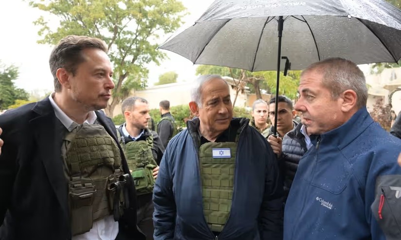 Thủ tướng Israel Benjamin Netanyahu v&agrave; &ocirc;ng Elon Musk thăm l&agrave;ng Kfar Azza ng&agrave;y 27/11. Ảnh: Amos Ben-Gershom/UPI/Shutterstock