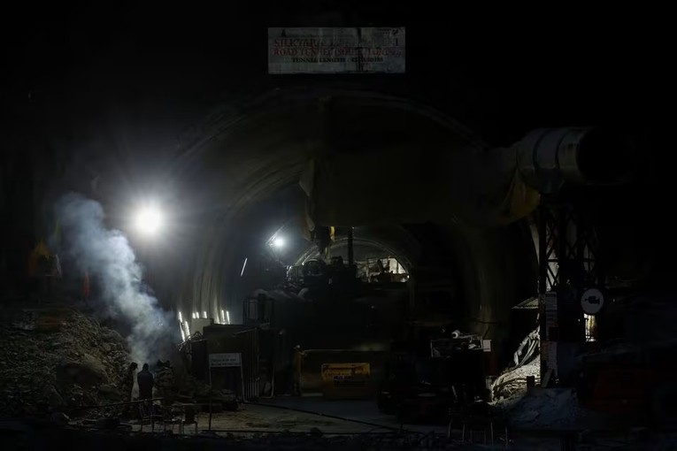 Hoạt động cứu hộ c&aacute;c c&ocirc;ng nh&acirc;n vẫn tiếp tục diễn ra v&agrave;o buổi tối, ng&agrave;y 27/11. Ảnh: Reuters