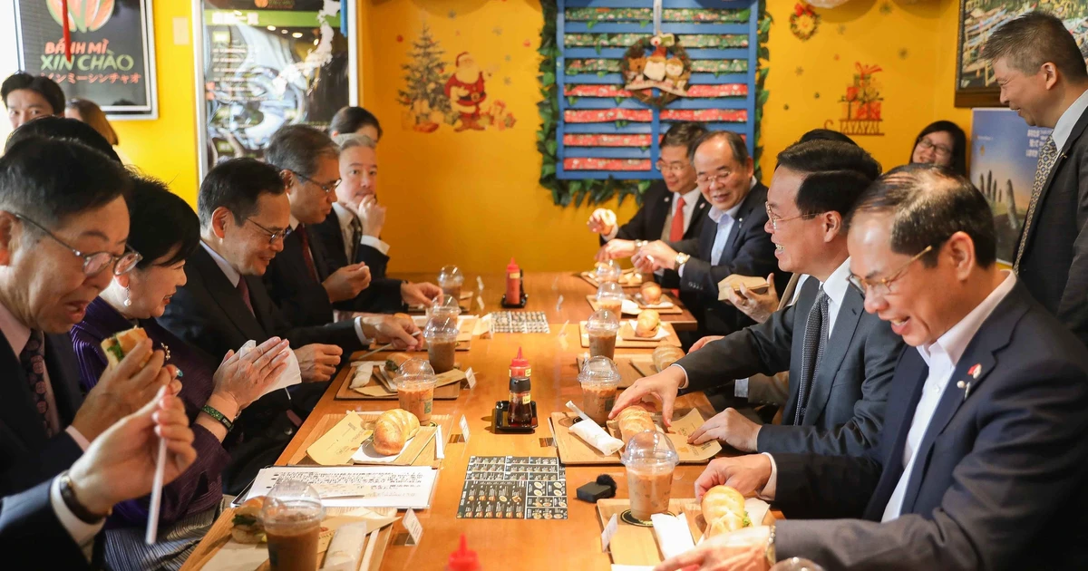 Chủ tịch nước thưởng thức bánh mỳ Việt giữa lòng Tokyo