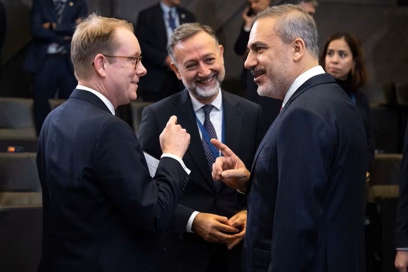 Ngoại trưởng Thổ Nhĩ Kỳ Hakan Fidan n&oacute;i chuyện với Ngoại trưởng Thụy Điển Tobias Billstrom trước cuộc họp Bộ trưởng Ngoại giao NATO tại Trụ sở NATO ở Brussels, Bỉ, ng&agrave;y 28/11/2023. Ảnh: Reuters