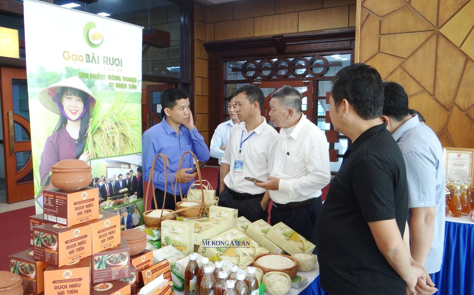 C&aacute;c đơn vị, doanh nghiệp, hợp t&aacute;c x&atilde; trao đổi về t&igrave;nh h&igrave;nh sản xuất, kinh doanh trong lĩnh vực n&ocirc;ng nghiệp tại Trung t&acirc;m Văn h&oacute;a xứ Đ&ocirc;ng, s&aacute;ng 29/11.