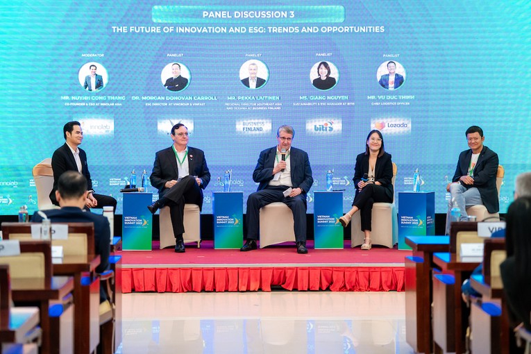 Gi&aacute;m đốc ESG VinFast thảo luận c&ugrave;ng đại diện c&aacute;c doanh nghiệp h&agrave;ng đầu về đổi mới s&aacute;ng tạo v&agrave; ph&aacute;t triển bền vững.