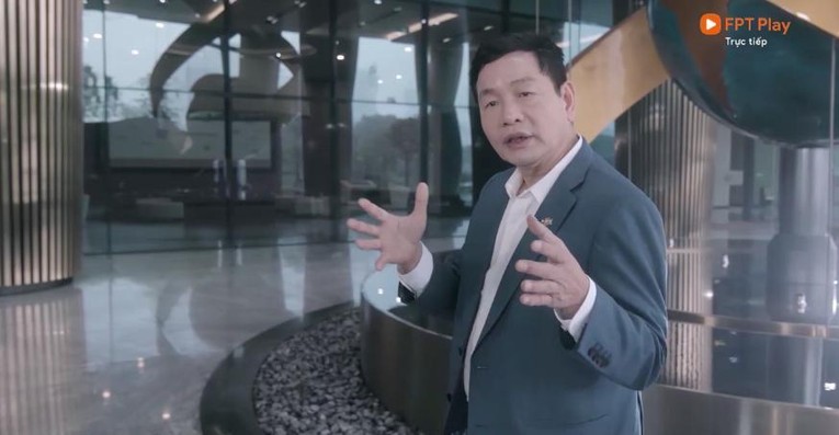 Chủ tịch Hội đồng quản trị FPT Trương Gia B&igrave;nh ph&aacute;t biểu khai mạc sự kiện tr&ecirc;n nền tảng kh&ocirc;ng gian ảo.