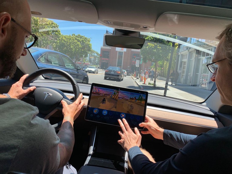 Hệ thống Autopilot của Tesla kh&ocirc;ng thể nhận diện ai l&agrave; người đang chơi game khi xe chuyển động. Nguồn: Internet.