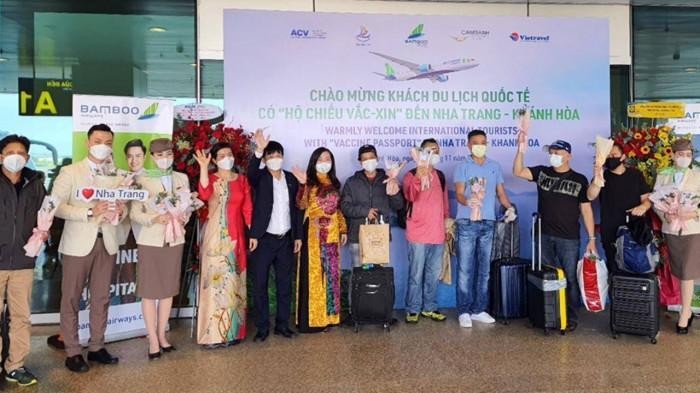 Cảng HKQT Cam Ranh vừa đ&oacute;n đo&agrave;n kh&aacute;ch quốc tế c&oacute; &amp;amp;amp;quot;hộ chiếu Vaccine&amp;amp;amp;quot; đến du lịch Kh&aacute;nh H&ograve;a