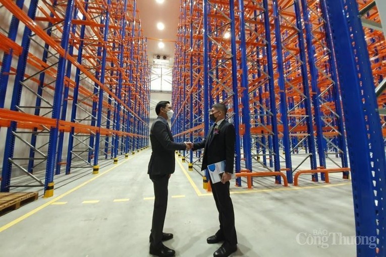 Hệ thống kh&oacute;a lạnh v&agrave; kho m&aacute;t của Trung t&acirc;m logistics Vinatrans Đ&agrave; Nẵng lưu giữ thực phẩm ở nhiệt độ từ &acirc;m 25oC đến 15oC