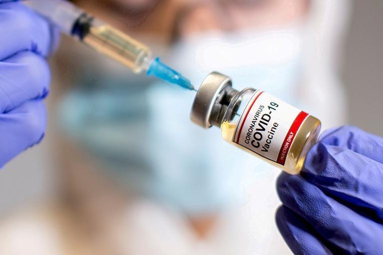 Vaccine l&agrave; ch&igrave;a kh&oacute;a gi&uacute;p mọi người c&oacute; thể trở lại văn ph&ograve;ng an to&agrave;n v&agrave; giảm thiểu sự l&acirc;y lan của Covid-19 trong cộng đồng. Ảnh: Internet