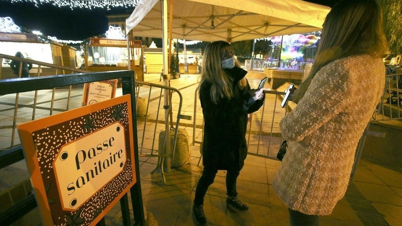 Thẻ xanh Covid-19 hiện &aacute;p dụng tại c&aacute;c nh&agrave; h&agrave;ng, sự kiện văn h&oacute;a v&agrave; phương tiện giao th&ocirc;ng c&ocirc;ng cộng tại Ph&aacute;p. .Ảnh: AFP