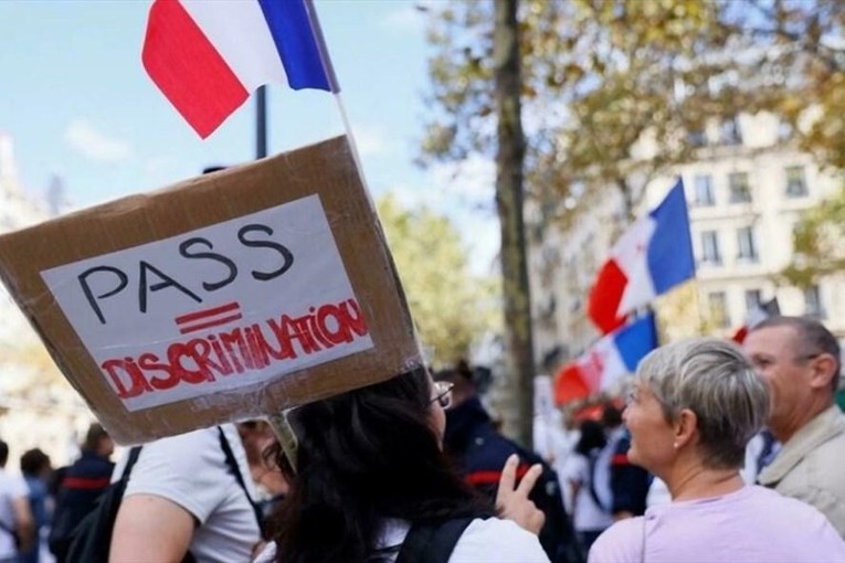 Một cuộc biểu t&igrave;nh về vấn đề sử dụng thẻ xanh Covid-19 tại Ph&aacute;p. Ảnh: AFP