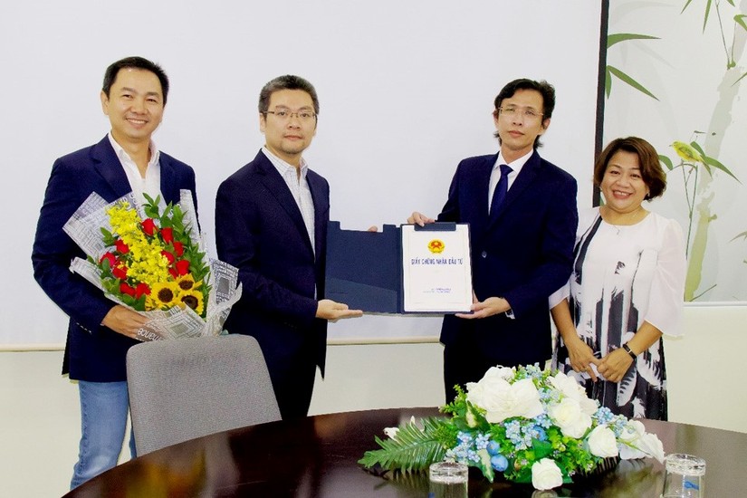 Đại diện BQL Khu c&ocirc;ng nghệ cao Tp.Hồ Ch&iacute; Minh trao Giấy chứng nhận đầu tư cho C&ocirc;ng ty Worldwide DC Solution (Singapore)