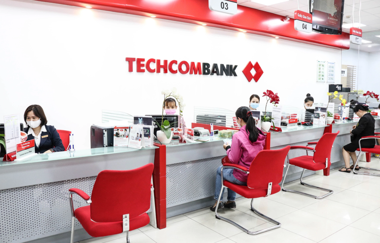 Trong 6 th&aacute;ng đầu năm, Techcombank đ&atilde; thu h&uacute;t th&ecirc;m gần nửa triệu kh&aacute;ch h&agrave;ng mới, n&acirc;ng tổng số kh&aacute;ch h&agrave;ng phục vụ l&ecirc;n 8,9 triệu