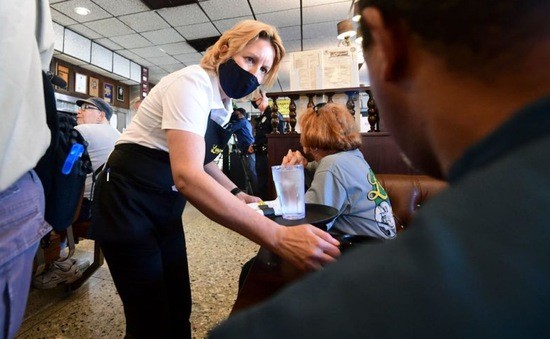 Những người lao động sau khi bị sa thải sẽ phải đối mặt với rất nhiều kh&oacute; khăn như rủi ro cao hơn về dịch bệnh, thất nghiệp v&agrave; cuộc sống bấp b&ecirc;nh do hết thu nhập. Ảnh: Getty Images